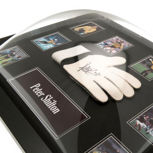 Вратарская перчатка в автографом Питера Шилтона Shilton Signed Glove (Framed)