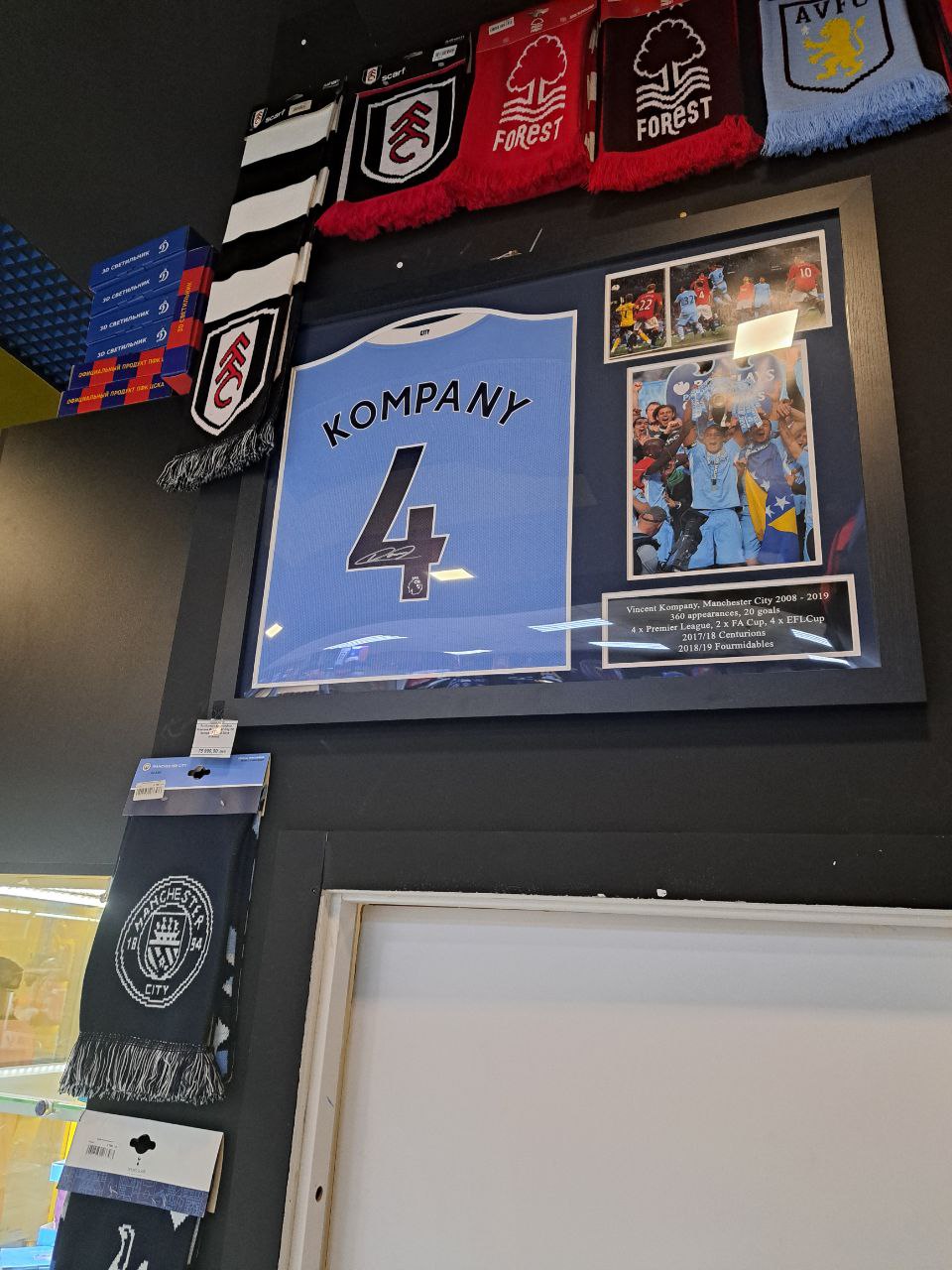 �������� � ���������� ������� Manchester City FC Kompany Signed Shirt (Framed)