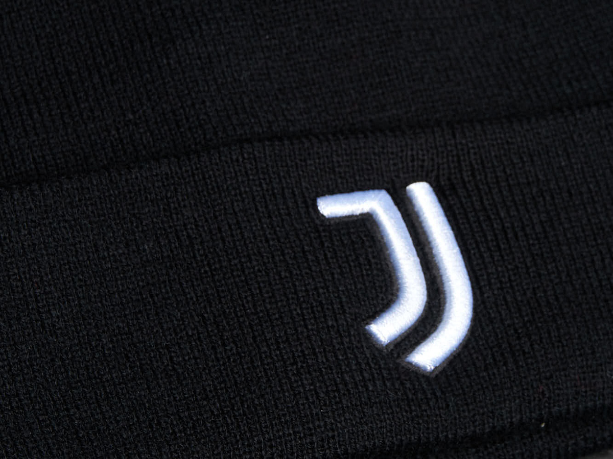 Шапка Ювентус 37300 черная с отворотом