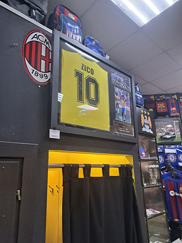 Футболка c автографом Зико Brasil 1982 Zico Signed Shirt (Framed)