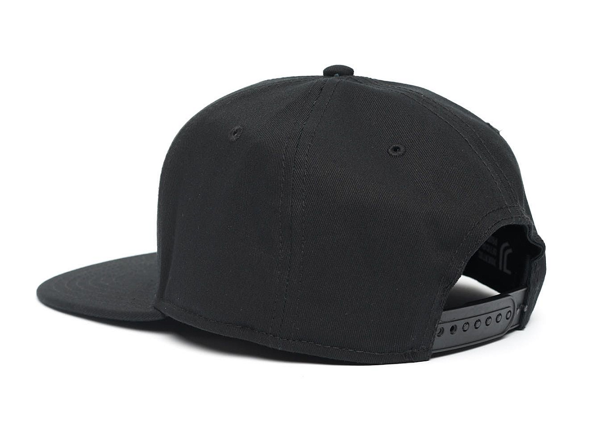 Бейсболка Ювентус 37231 черная с прямым козырьком