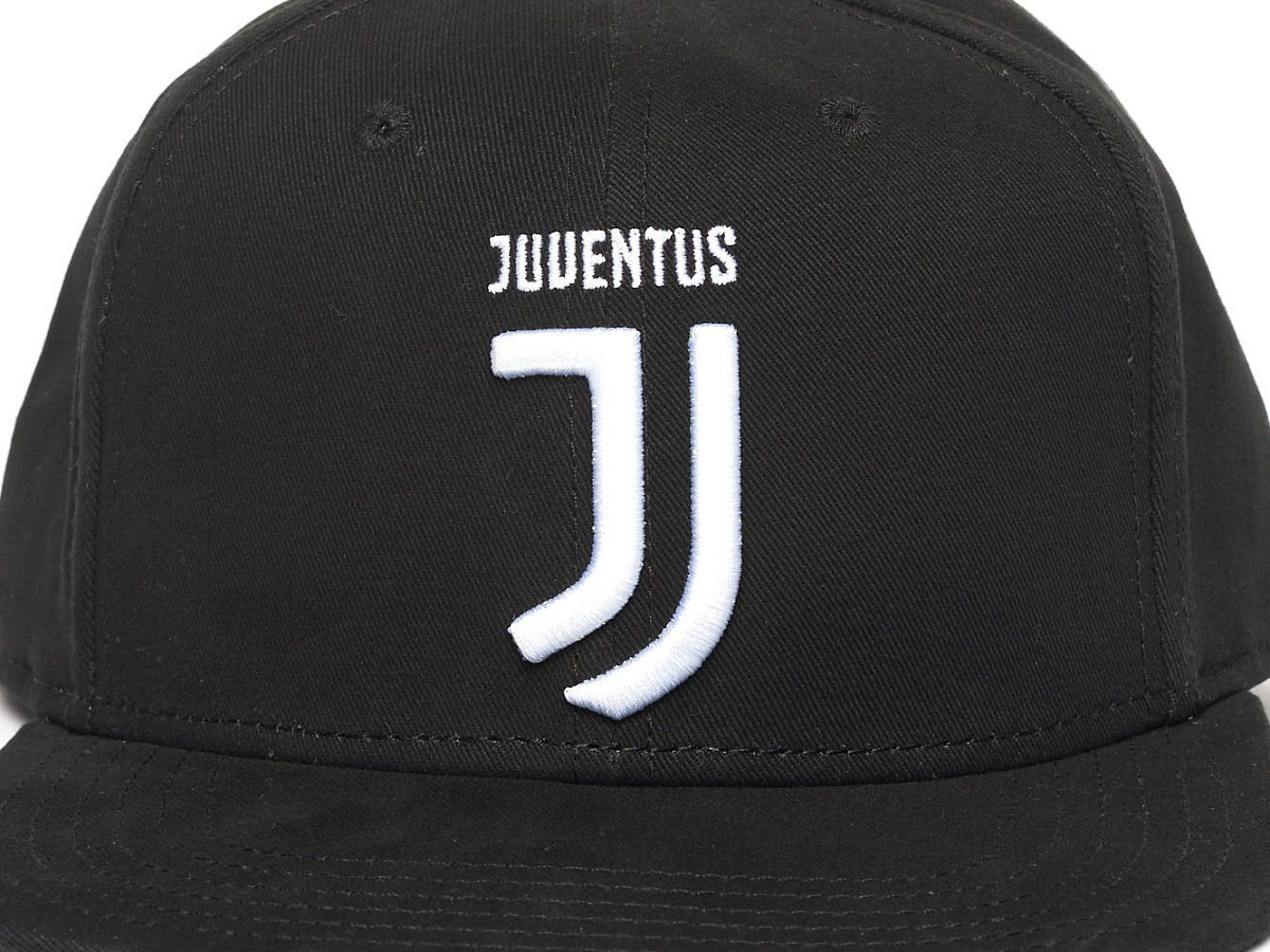 Бейсболка Ювентус 37237 черная с прямым козырьком