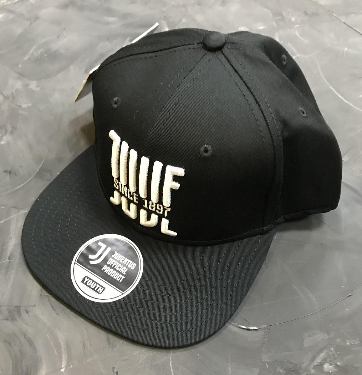 Бейсболка Ювентус 37231 черная с прямым козырьком