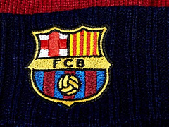 Шапка Барселона 115115 красно-синяя с помпоном